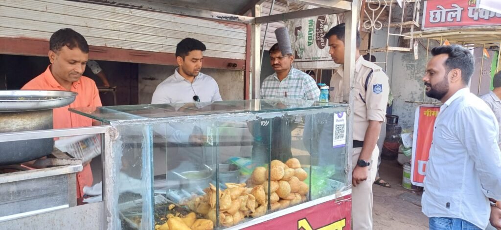 Dirt in Indori Kachori Center, shop sealed, dead fly in sweets was in high spirits