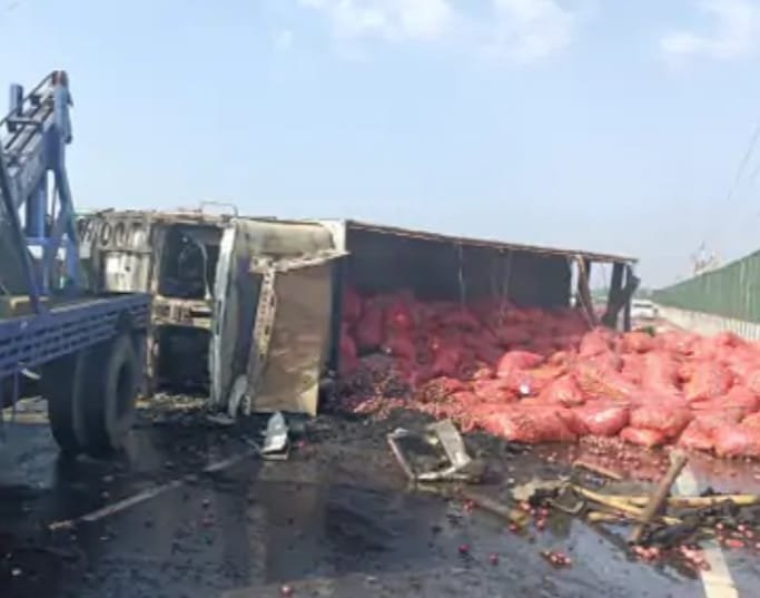 Shivpuri: Truck filled with onions overturned on four lane highway, caught fire, truck and cleaner burnt alive