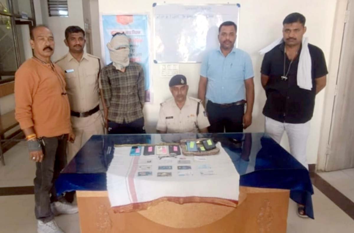 The accused of stealing in trains is in the custody of GRP.