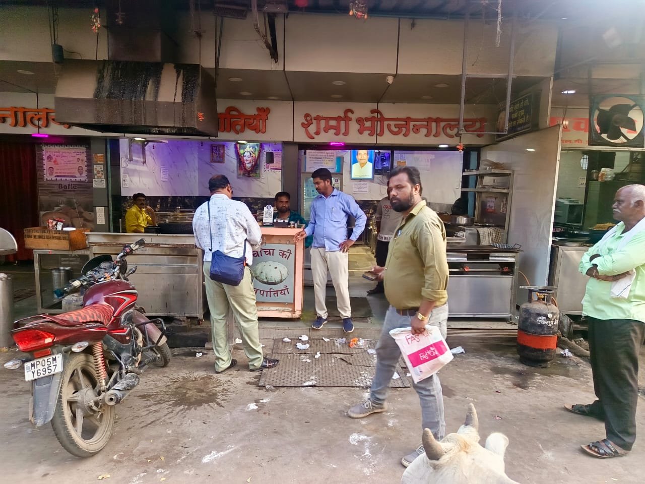 Spot fine action started against shopkeepers throwing garbage on the road
