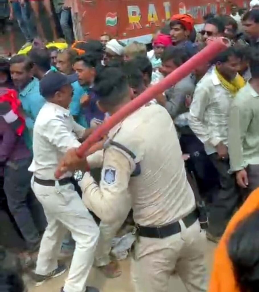 Police did light lathi charge on farmers standing to collect fertilizer