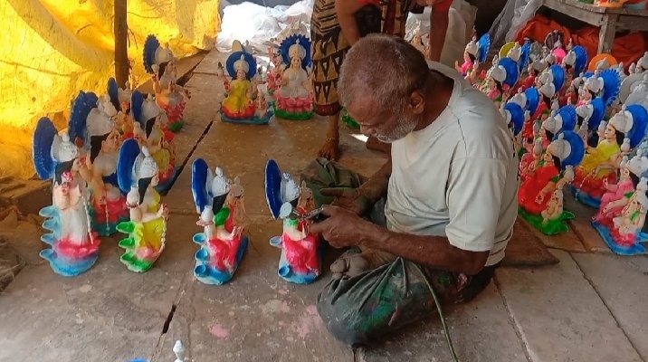 Local sculptors worried on Diwali, POP idols sold heavily on Ganeshotsav