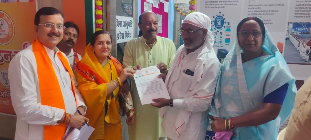 Under the leadership of Municipal President Neetu Mahendra Yadav, people handed over the letter to the MP.