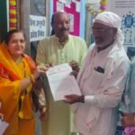 Under the leadership of Municipal President Neetu Mahendra Yadav, people handed over the letter to the MP.