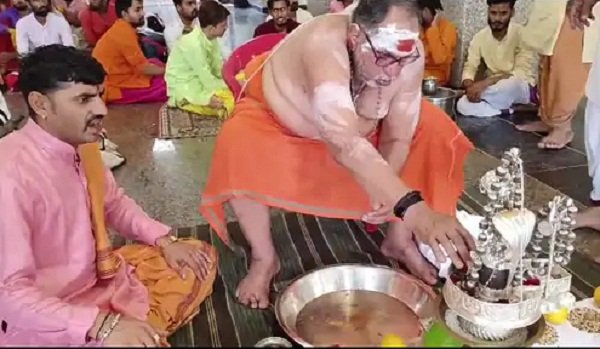 Film actor Govinda's daughter Tina chanted Mahamrityunjaya in Mahakal temple.