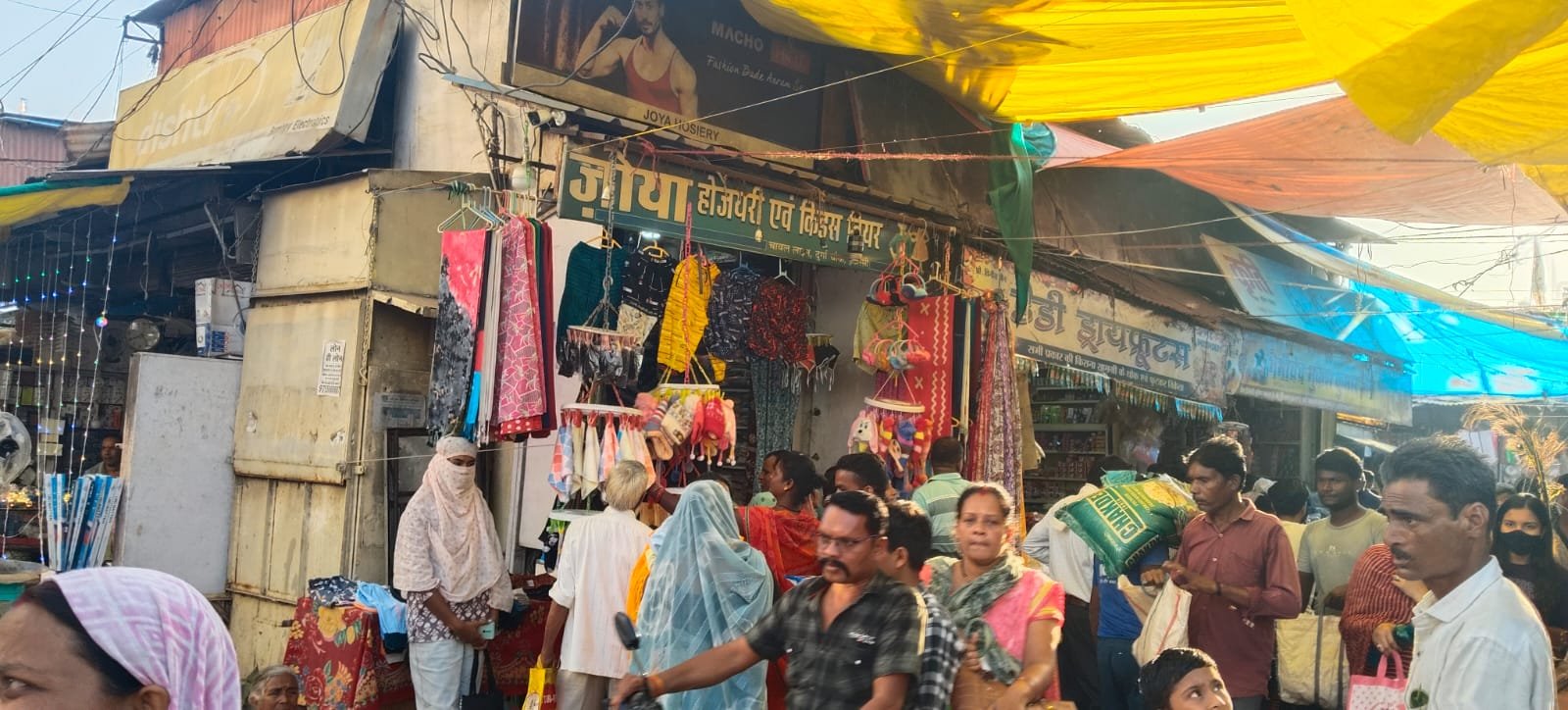 Houses and courtyards shine on Chhoti Diwali, markets remain buzzing