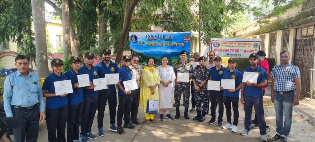 On the 13th anniversary of Satpura Ship, Navy officers donated blood in Itarsi.