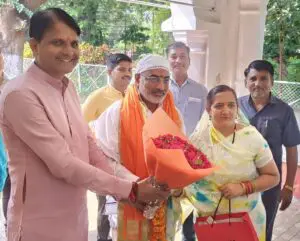 Municipal President wished the MP a happy birthday by giving him a bunch of flowers.