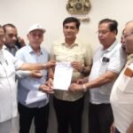 Traders gave memorandum to solve the problem of electricity and parking