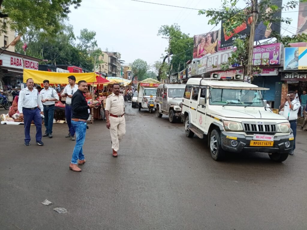 The Municipal Corporation team is ready throughout the day to keep the traffic system smooth.