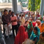 The women of Pandari reached the police station to file an FIR against the DGM of the electricity company.