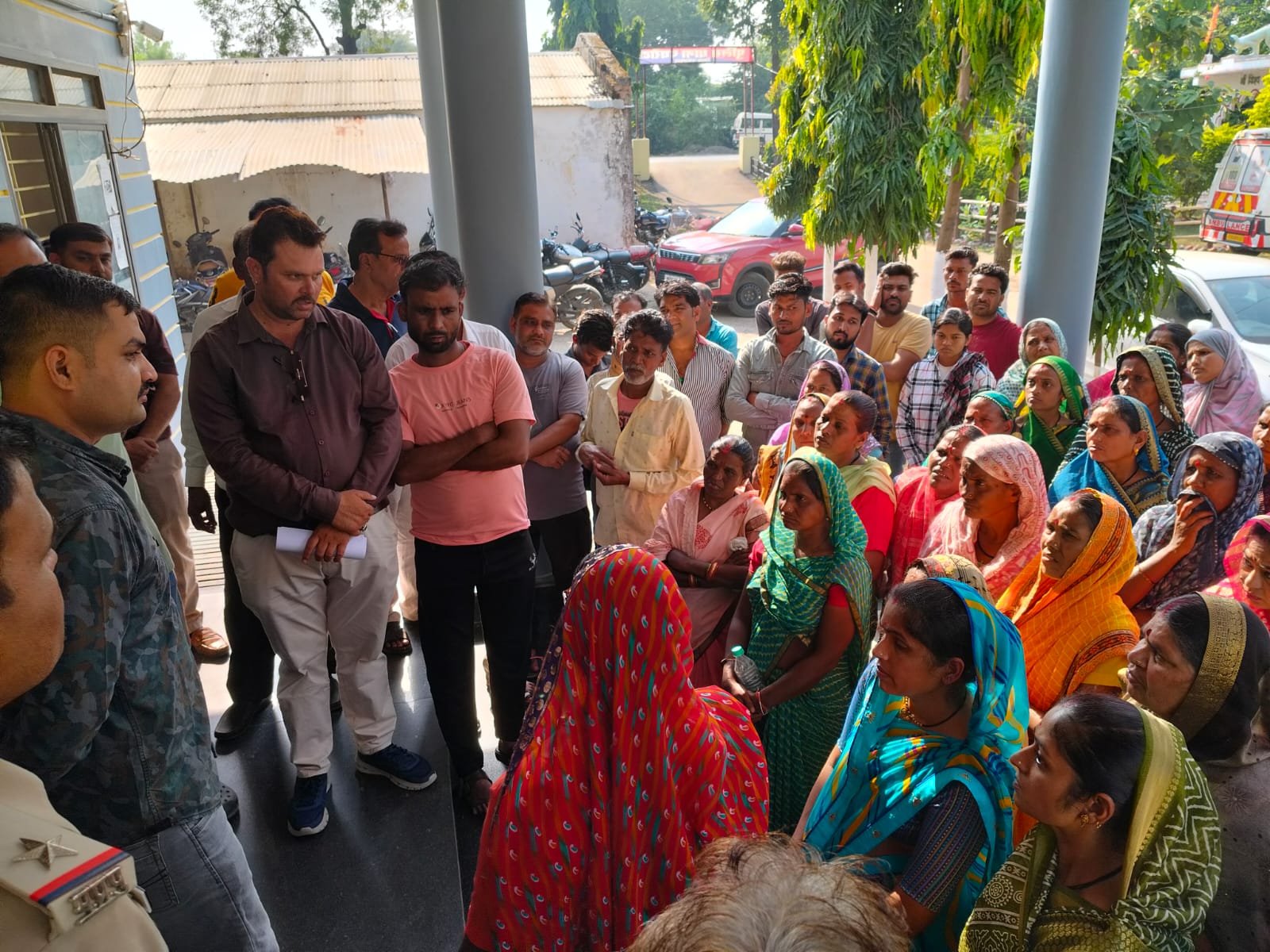 The women of Pandari reached the police station to file an FIR against the DGM of the electricity company.