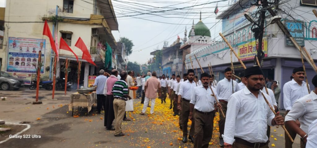 RSS took out Nagar Path Sanchalan on Dussehra today, welcomed by showering flowers