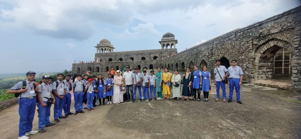 A group of Rainbow School students came to Mandu on an educational tour.