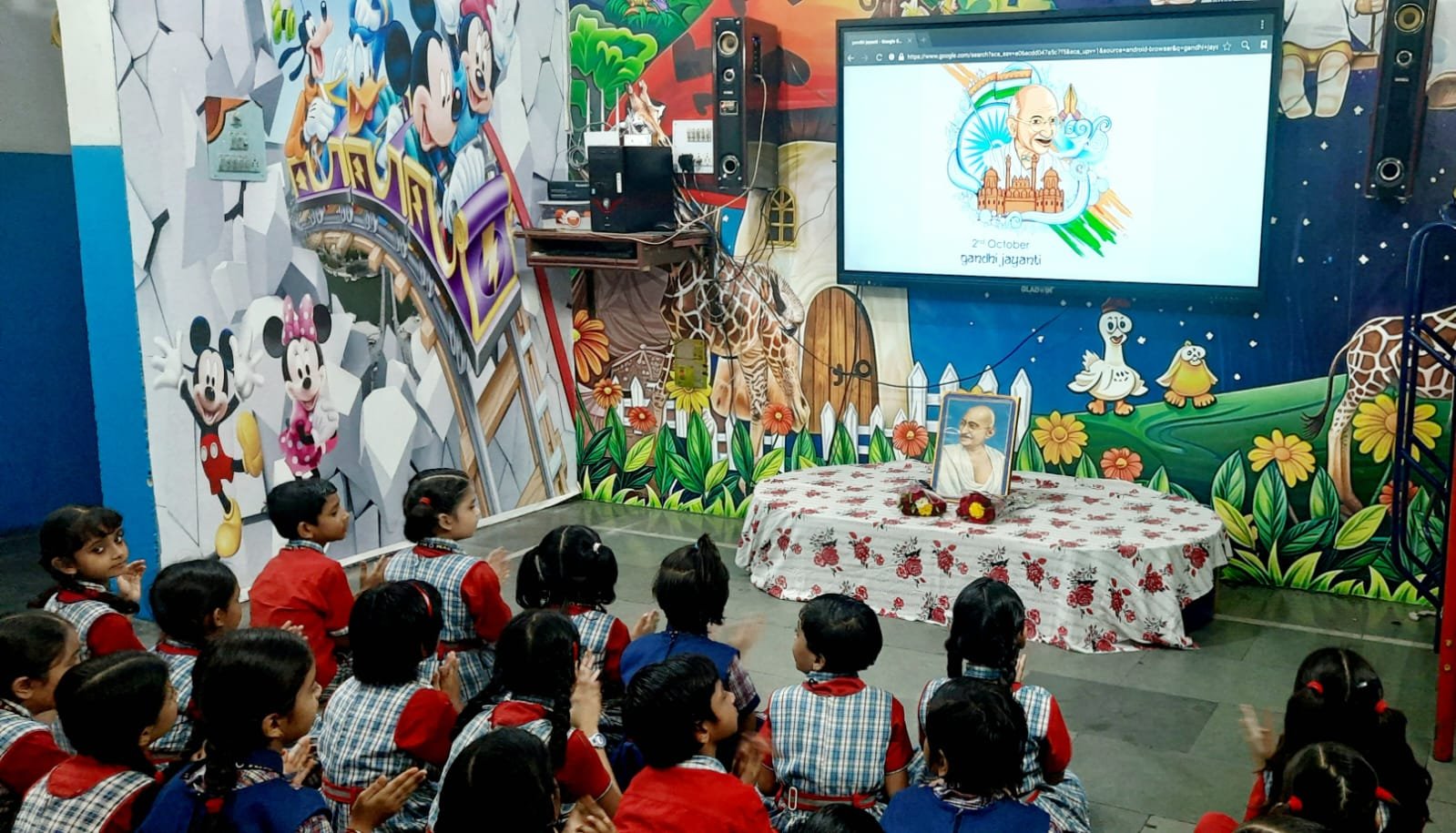 In SVM, children were given information about Gandhi, sang Bapu's favorite hymns.