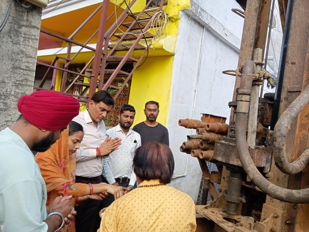 Bhoomi pujan of tube well of MP Nidhi took place in Ward 18