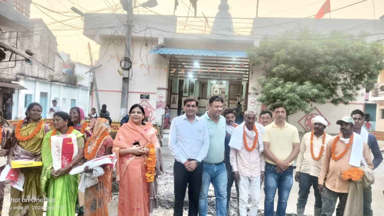 Citizens of Ward 28 honored Mayor and Councilor on road construction, provided clothes to laborers