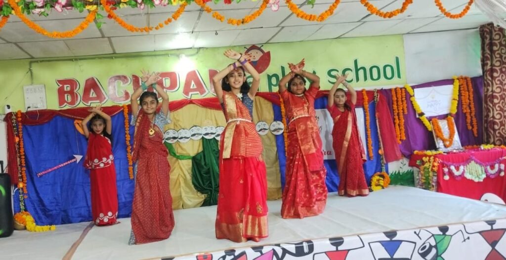 Worshiped Shakti by doing Garba in childhood play school, celebrated Dussehra