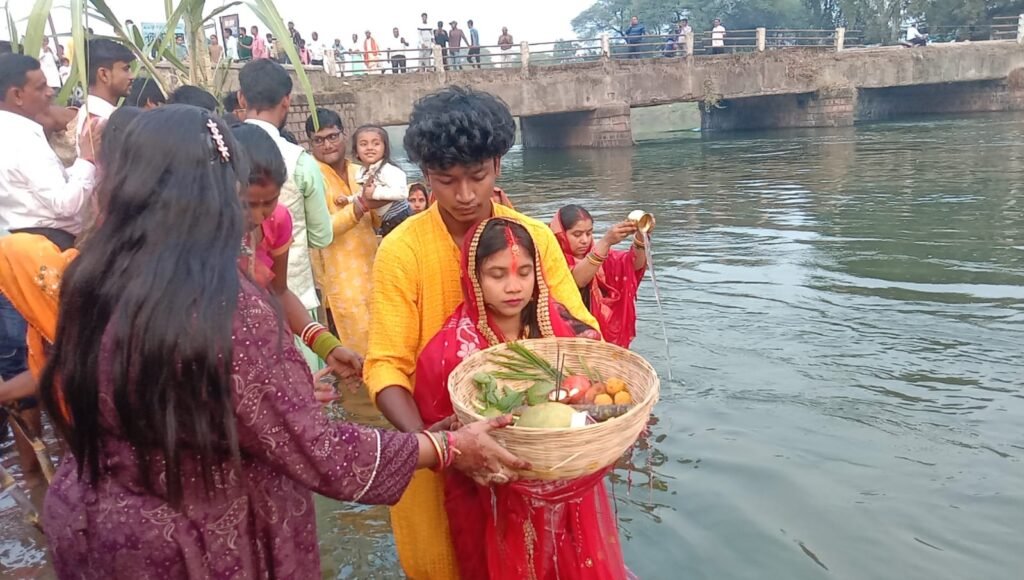 Arghya offered to the setting sun, Chhath fast will end by offering Arghya to the rising sun in the morning.