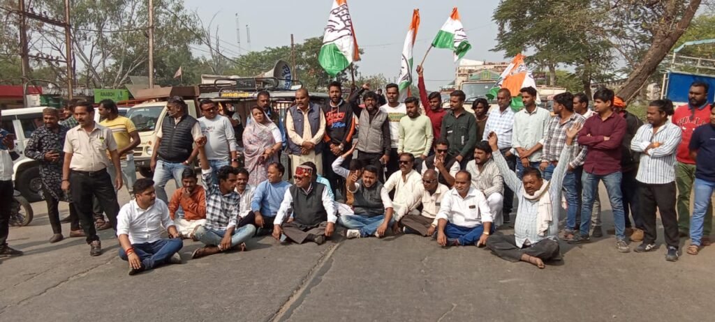 Congress on strike regarding farmers' problem, also blocked roads