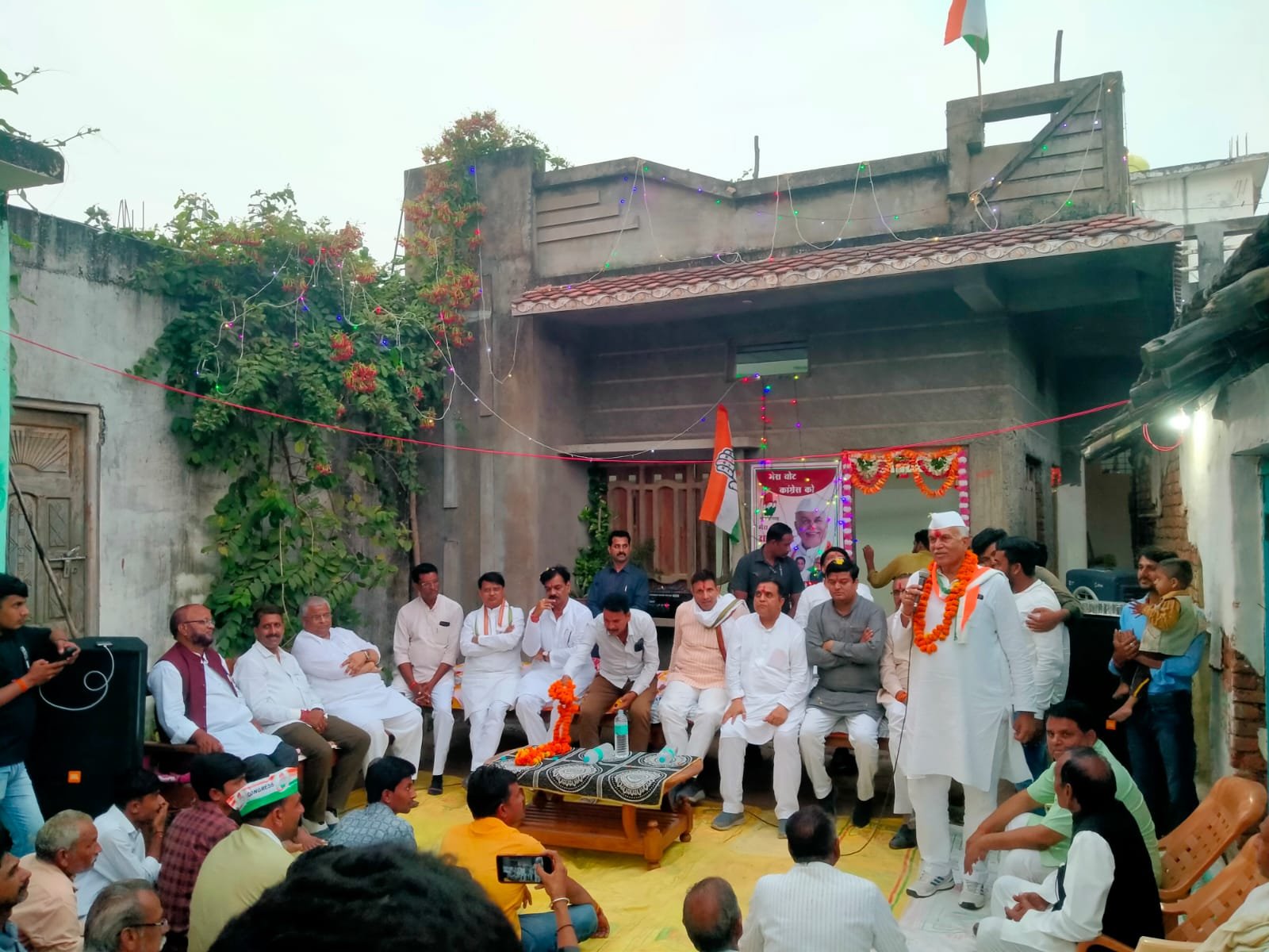 Congressmen from Narmadapuram district joined the Budni Assembly election campaign.