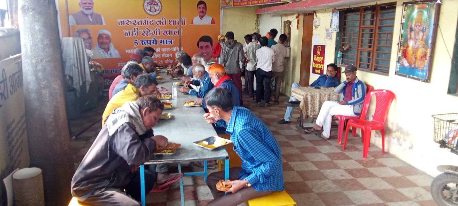 The poor are getting food for Rs 5 in Deendayal Rasoi.