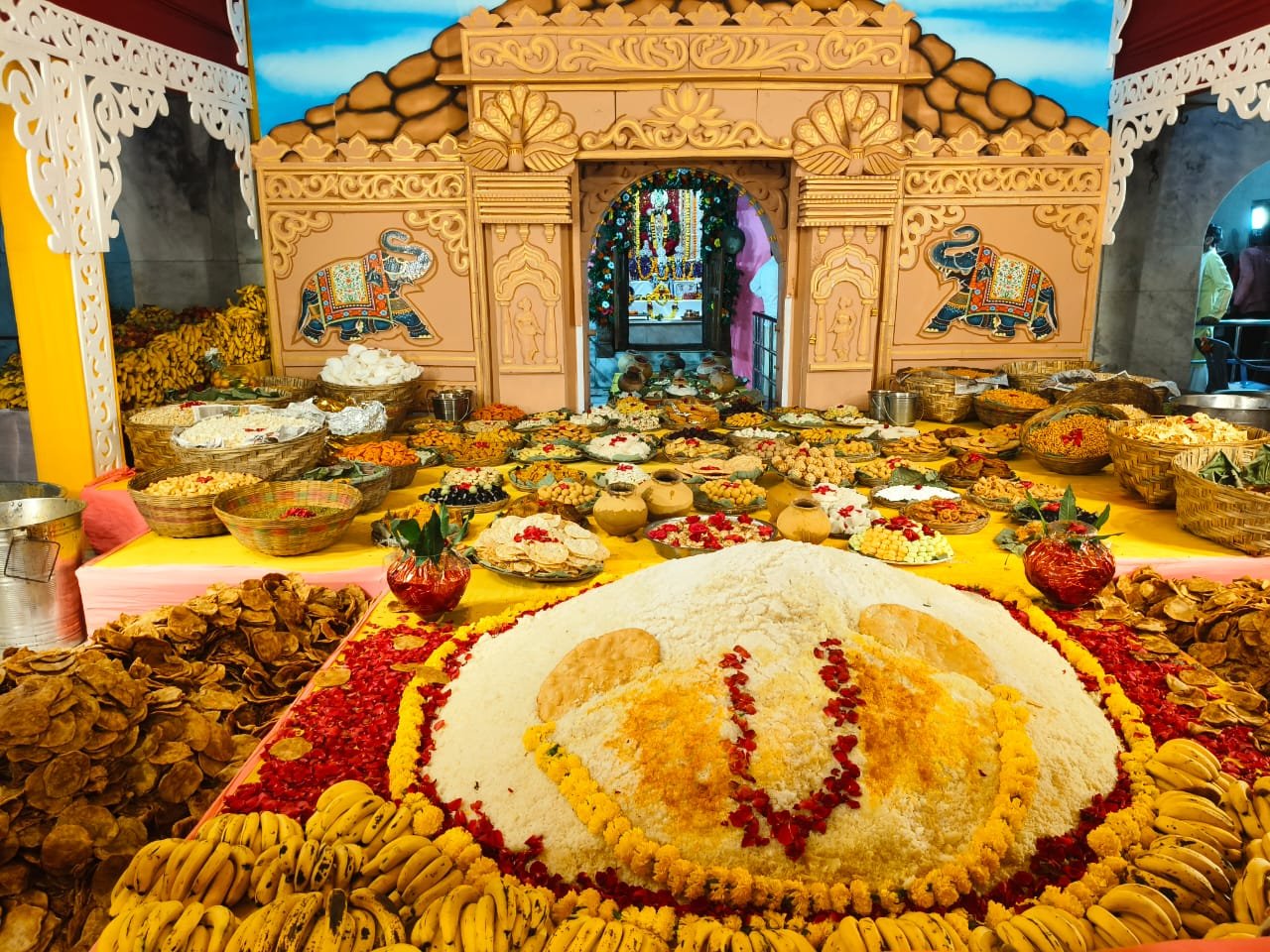 Thousands of devotees took Prasad in the Annakoot festival held in temples at three places.
