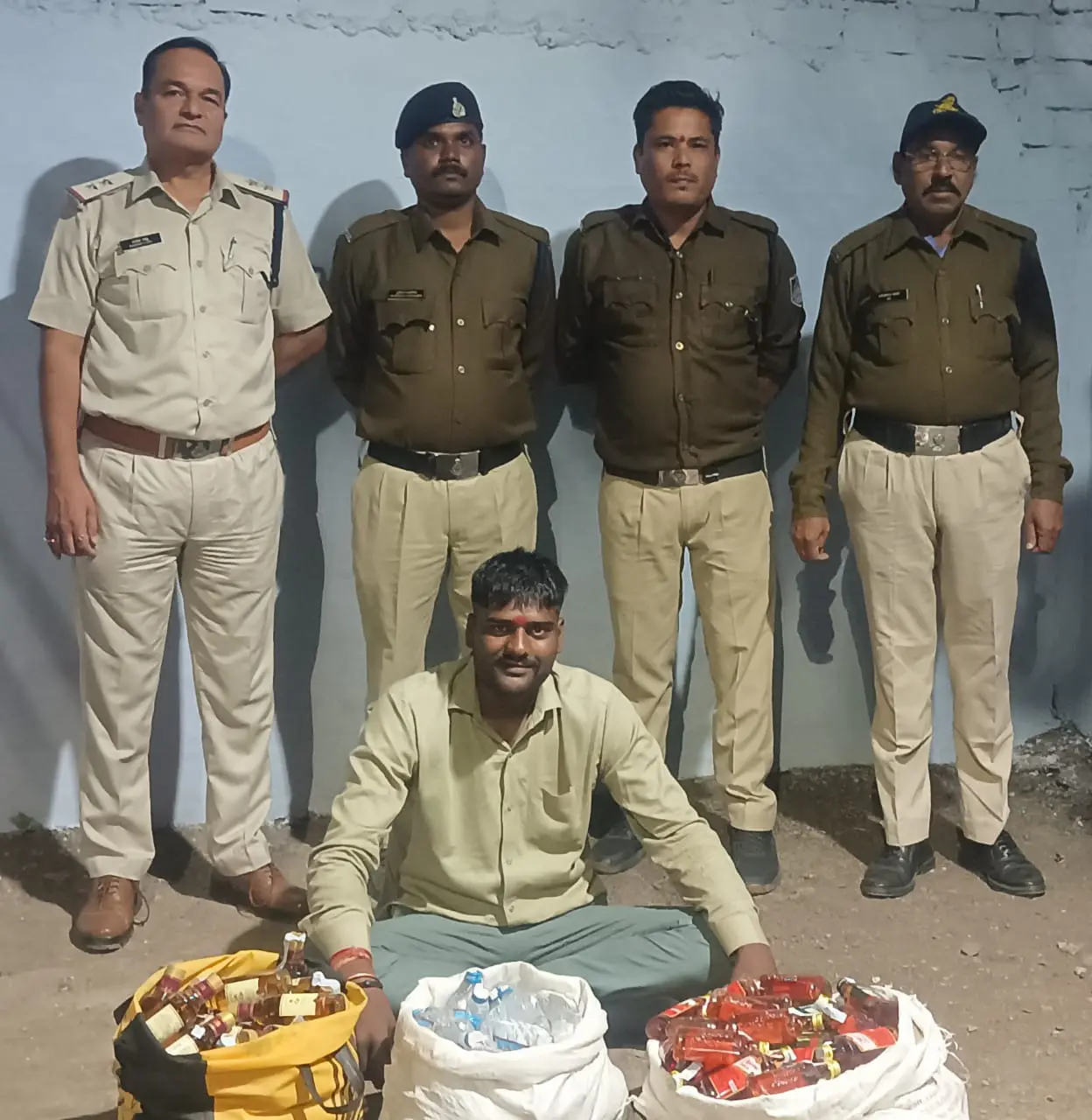 Excise department caught one with domestic and foreign liquor worth Rs 28 thousand