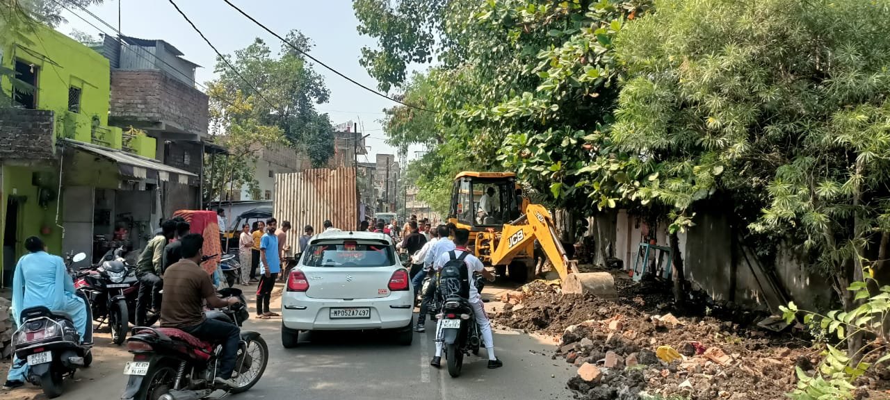 Encroachment is being removed from Surajganj intersection to MGM College intersection.