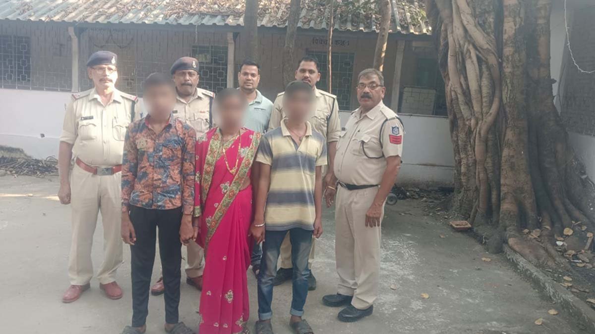 GRP searched for stray minor children in the train and reunited them with their mothers.