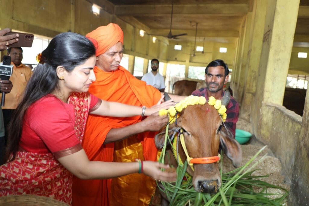 Collector reached the cowshed located in Arsh Gurukul of Narmadapuram and performed cow service.