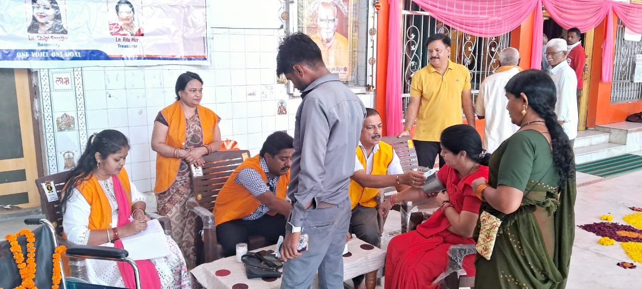 Lions Club Itarsi organized free diabetes checkup camp at Shri Hanuman Dham Temple.