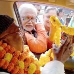 Municipal President welcomed Padmashree Ballia Maharaj with drums at Meenakshi Chowk.