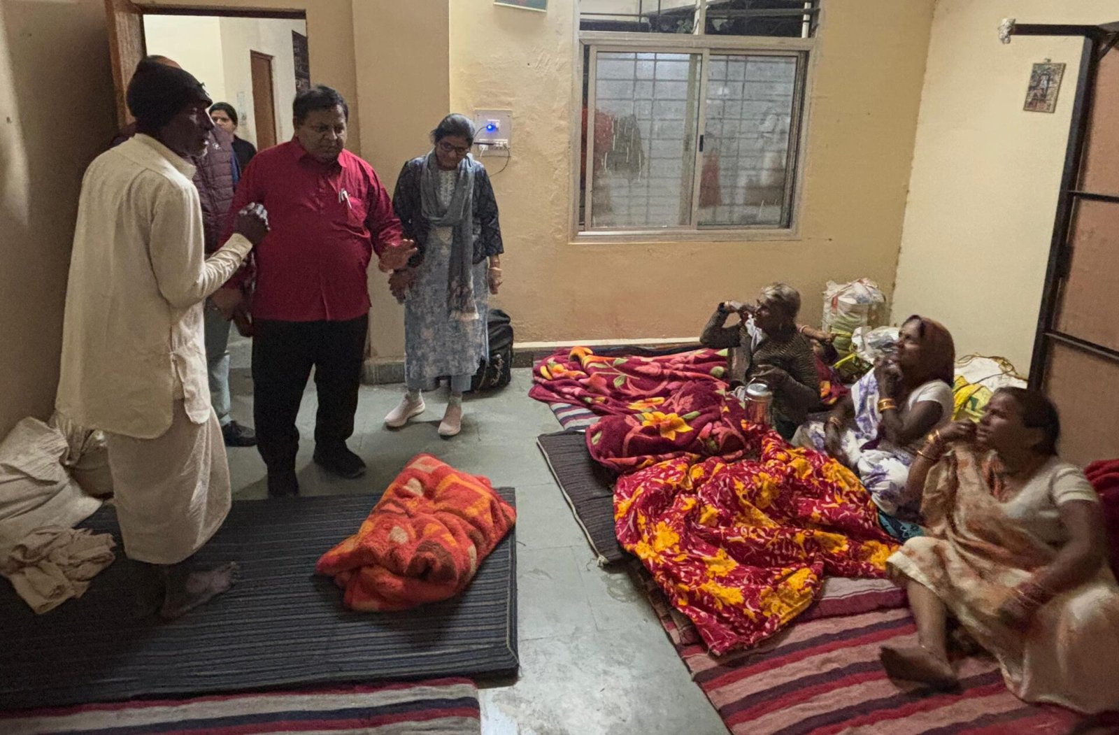 City Magistrate Brajendra Rawat inspected the night shelters late at night.