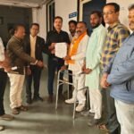 Councilor gave memorandum demanding increase in Aadhar Card centers