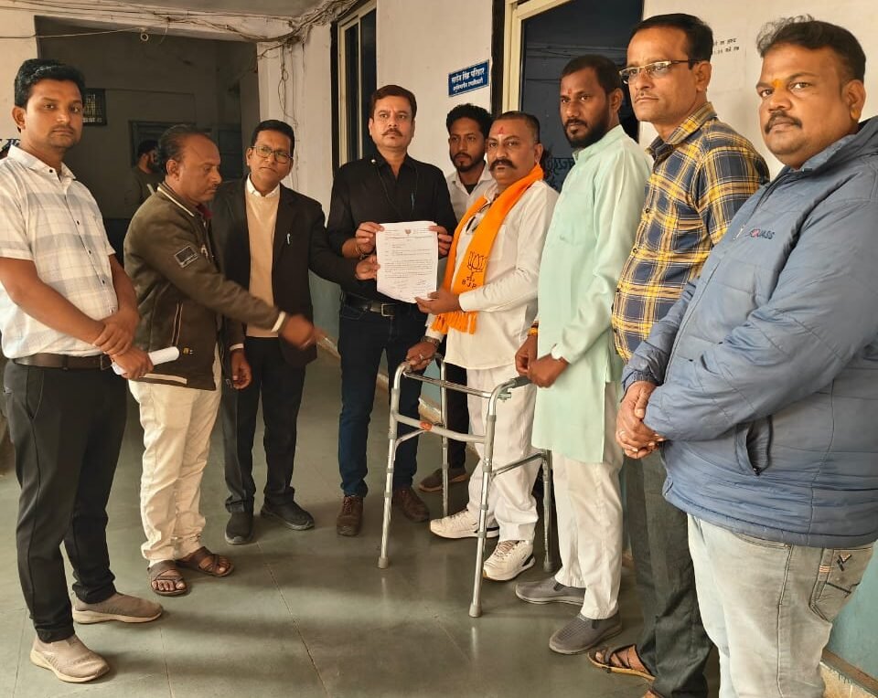 Councilor gave memorandum demanding increase in Aadhar Card centers