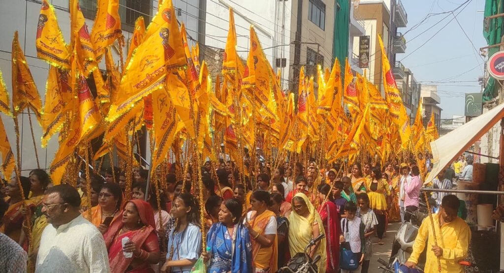 Devotees of Baba Khatu Shyam took out flag march, welcomed by devotees at many places.