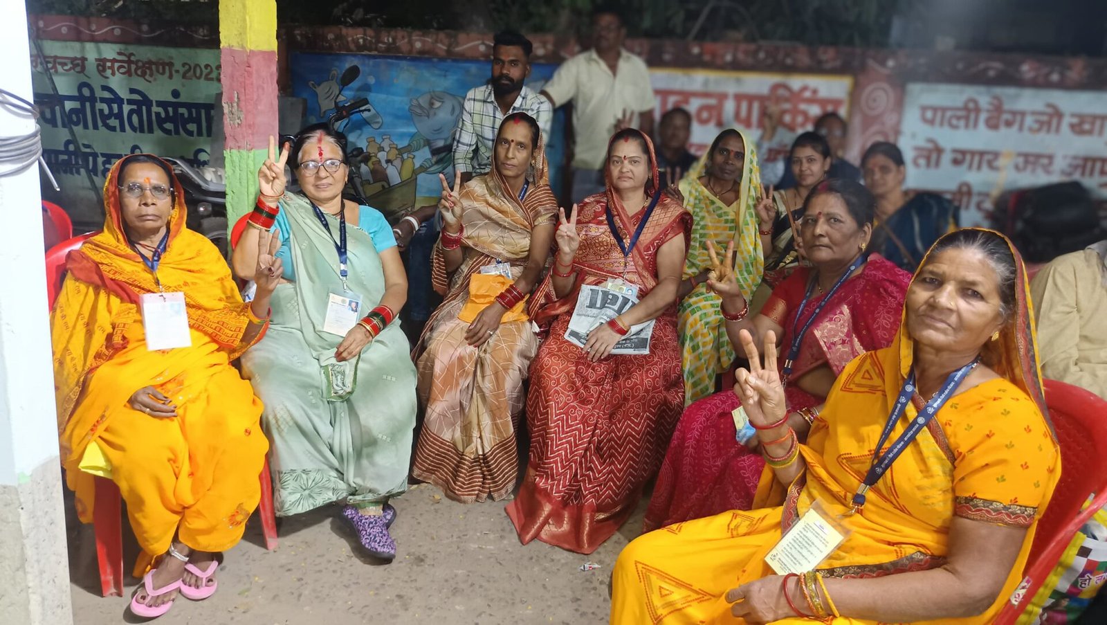 A group of 280 pilgrims left for Rameshwar from the municipal premises.