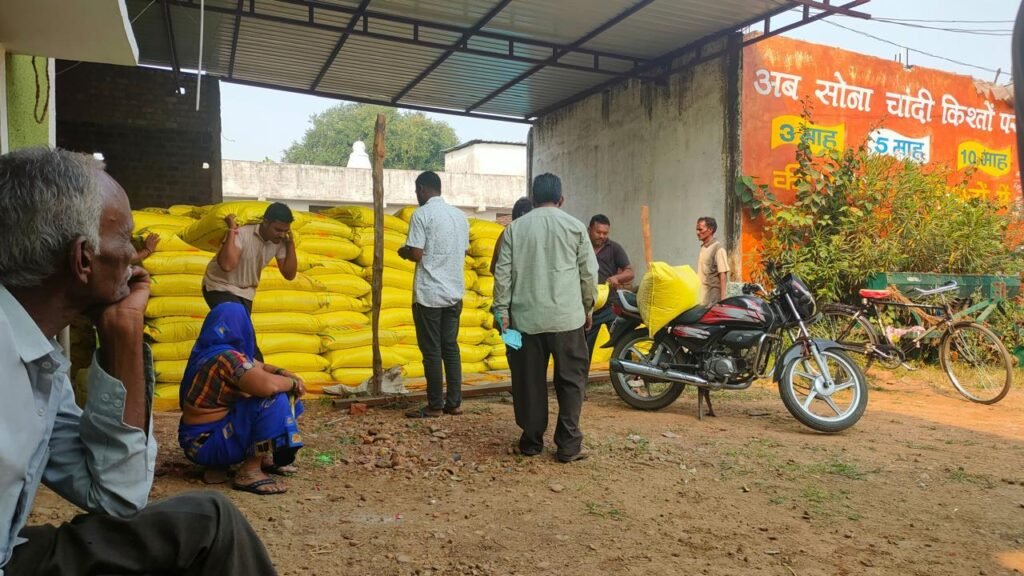 On the demand of farmers of Ghatli, urea was distributed in the village itself.