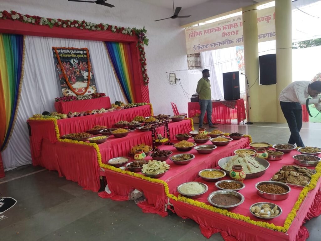 Shri Krishna Yadav Social Welfare Committee performed Govardhan Puja and Annakoot Utsav