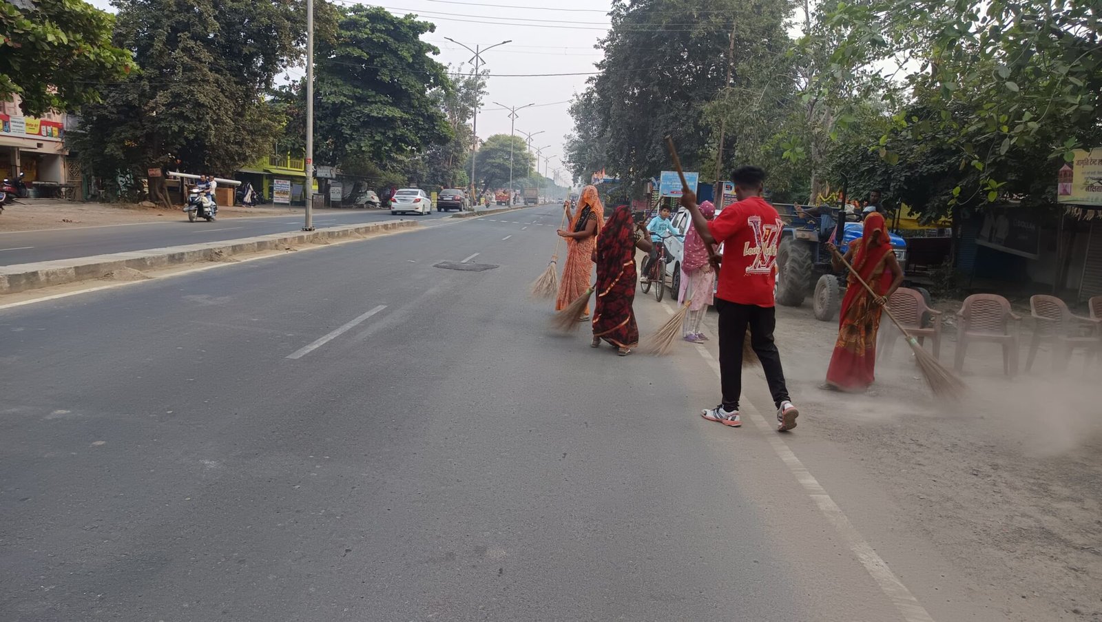 भोपाल तिराहे से डबल फाटक तक चला स्वच्छता अभियान 1 Cleanliness campaign started from Bhopal Tirahe to Double Gate