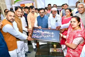 Municipal President Neetu Yadav presented a picture of Mother Narmada as a memento to the minister in charge.