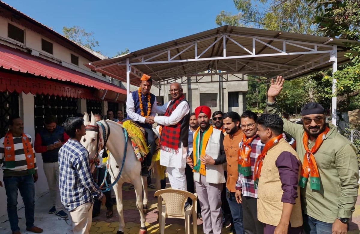 Booth presidents honored by making them sit on horses, votes counted for the president