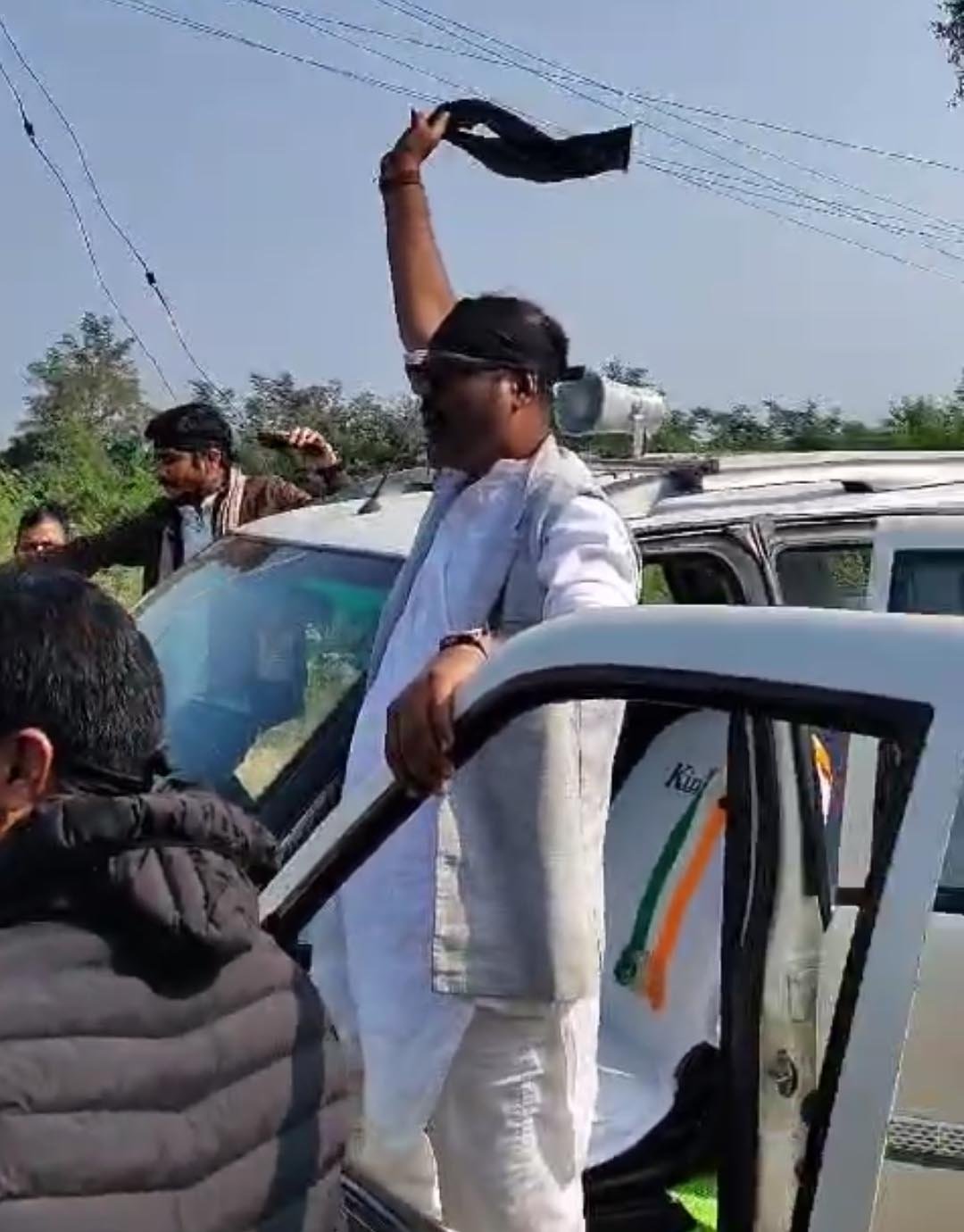 Congressmen could not show black flags to CM, police arrested them