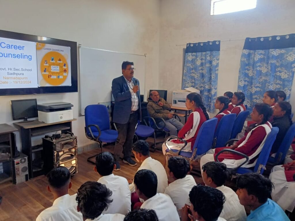 Important tips given to school children to make career in village Sadhpura