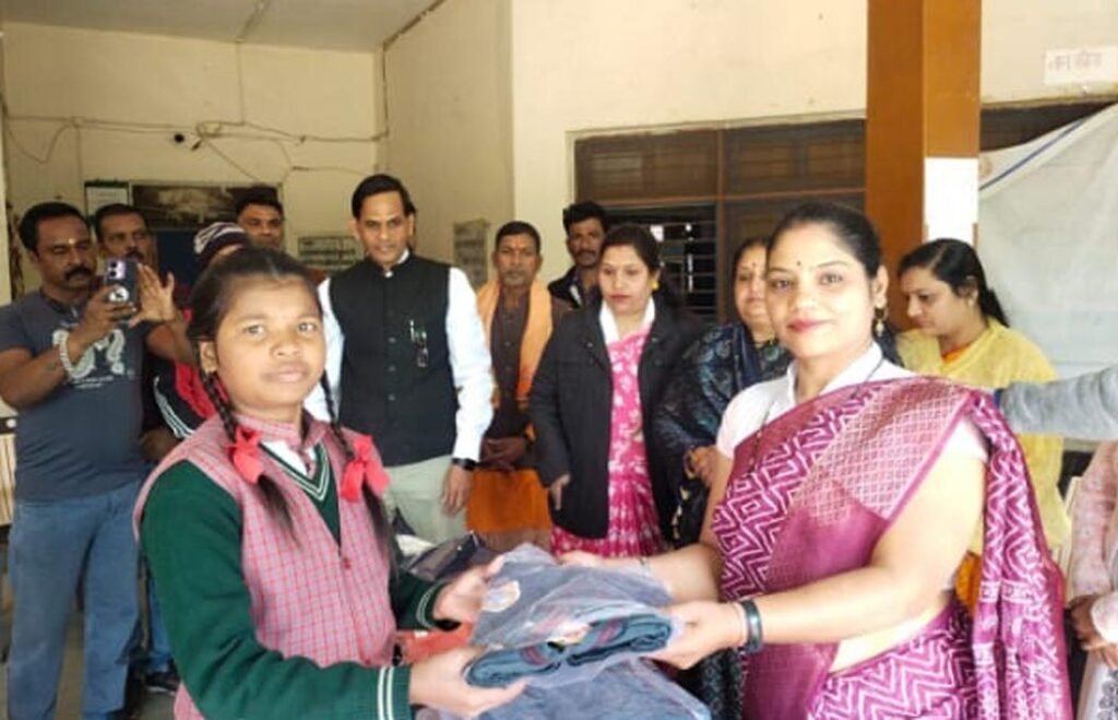 Dreams India Club and Rashtriya Yuva Hindu Vahini distributed sweaters to hostel girls.