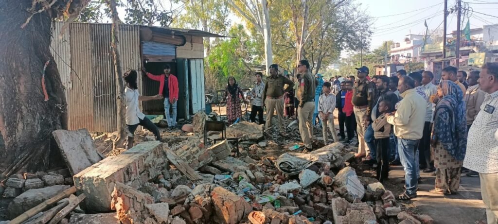 Two dozen encroachments removed from Charnoi's land on Itarsi-Dolariya Road