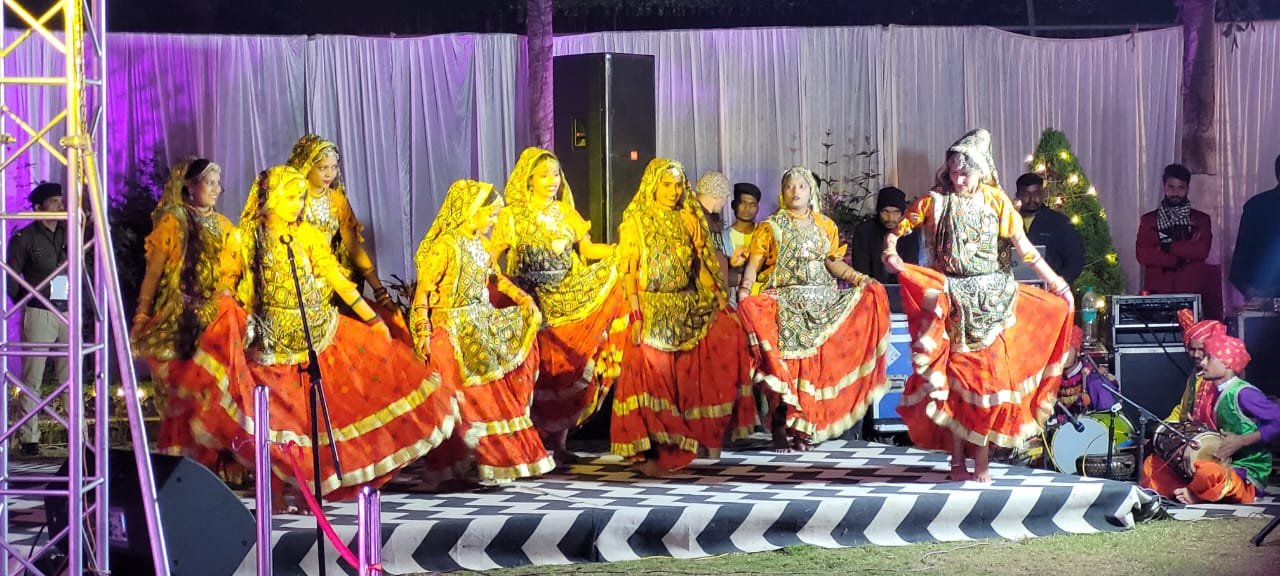 Chief Minister Dr. Yadav enjoyed Bundeli folk dance while sitting on the cot.