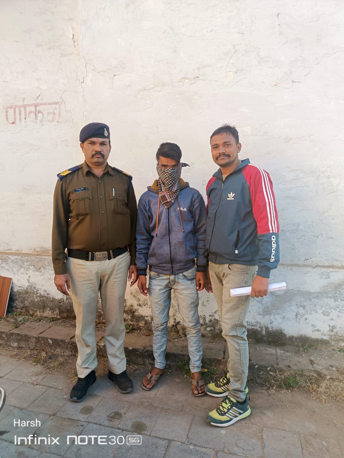 जीआरपी ने ट्रेनों में चोरी करने वाले को पकड़ा, सोने की चेन और मोबाइल जब्त 1 GRP caught the person stealing in trains, gold chain and mobile seized