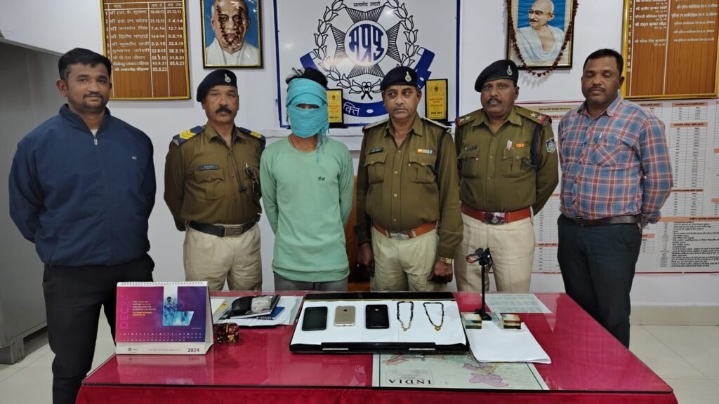 Vicious accused who stole mobiles and jewelery of passengers in train arrested